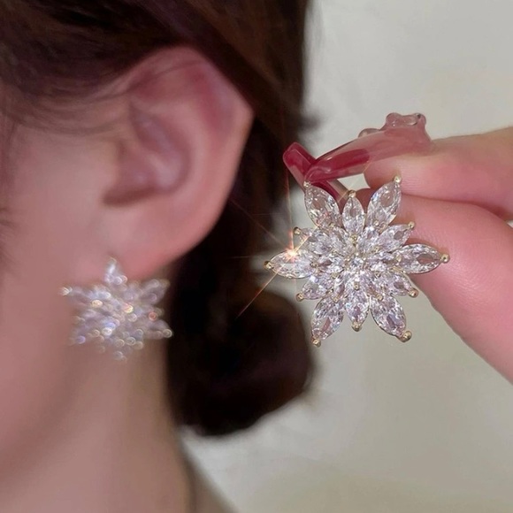 1Pair Snow Flake Shaped Rhinestone Stud Earrings - Picture 2 of 4
